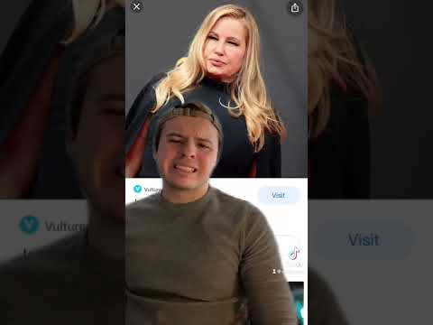 Jennifer Coolidge singing about hot dogs for 20 seconds