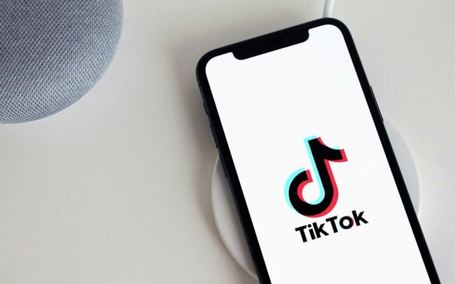 Apprenez comment faire un TikTok en suivant ce guide étape par étape, de l'installation de l'application à la création et au partage de vidéos captivantes.