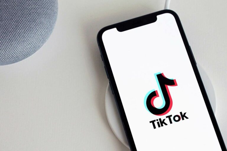 Apprenez comment faire un TikTok en suivant ce guide étape par étape, de l'installation de l'application à la création et au partage de vidéos captivantes.