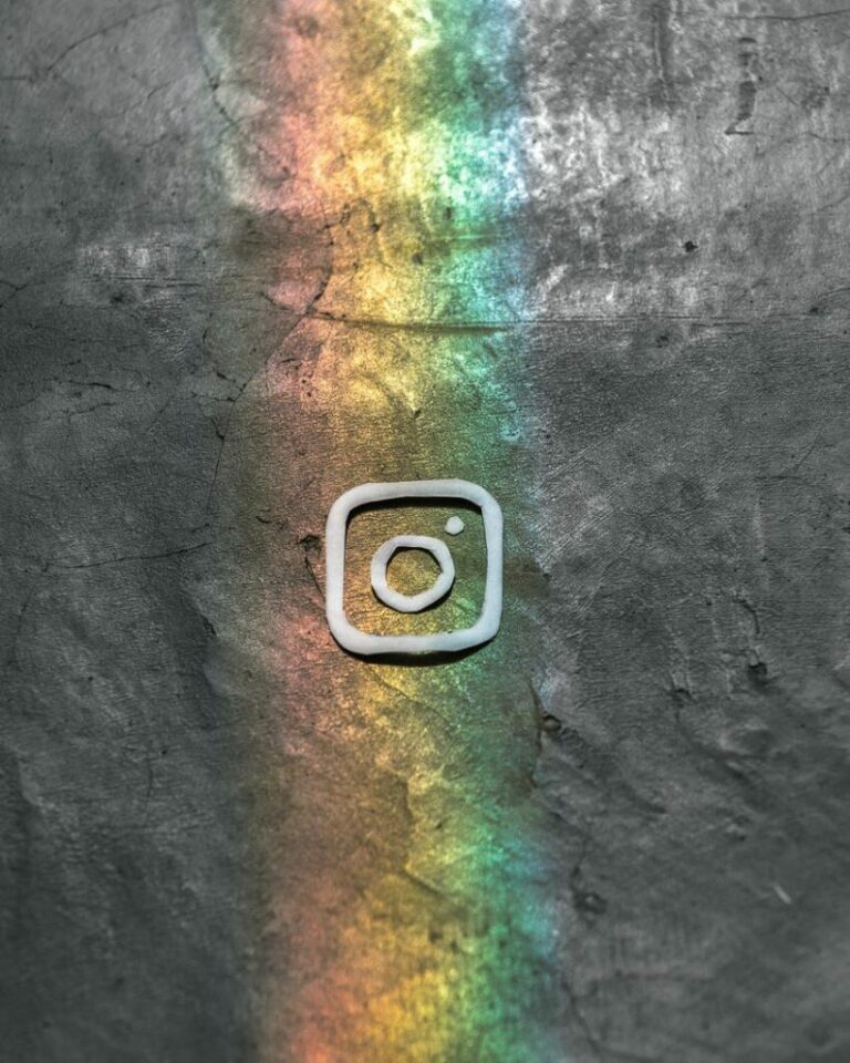Découvrez comment créer une photo de profil Instagram stylée pour vous démarquer et attirer l'attention des utilisateurs avec nos conseils et astuces.