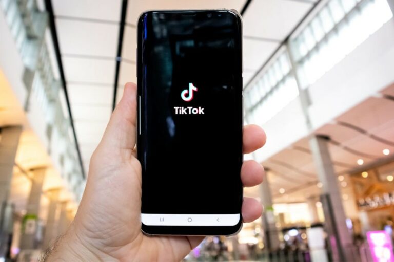 Découvrez comment republier sur TikTok avec ce guide étape par étape. Partagez des vidéos captivantes en respectant les droits d'auteur.